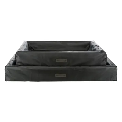 Zwei schwarze Hundebetten aus Kunstleder mit rechteckiger Form, jeweils mit Label 'home / TIL'.