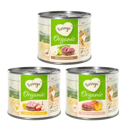 Trois boîtes Feringa Organic pour chats adultes : canard avec poire et céleri, poulet avec pomme et courgette, bœuf avec potiron et orange. 72 % viande indiquée sur chaque boîte.