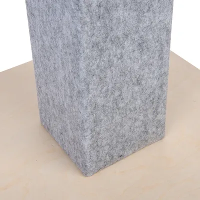 Grauer, mit Filz bezogener Kratzbaumstamm auf einer Holzplatte.