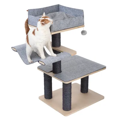 Kratzbaum mit drei Ebenen, grauen Filzauflagen und Sisalstämmen. Obere Ebene mit gepolstertem Liegeplatz und Spielball. Katze steht auf mittlerer Ebene.