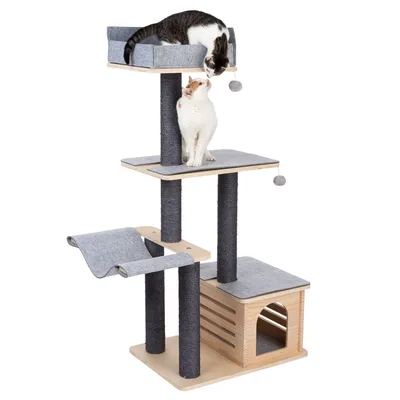 Kradsøjle af træ med flere niveauer, sisalstammer, hule og liggeflader. To katte leger på platformene.