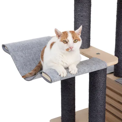 Kradsøjle med grå filtunderlag og sisalstammer, kat ligger på en platform.