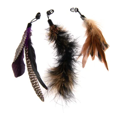 Trzy zabawki z piór w różnych kolorach z klipsami do mocowania.