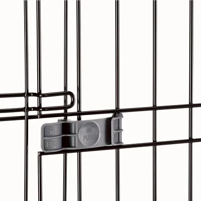 Detailansicht eines Metallkäfigverschlusses mit Push- und Pull-Funktion, Sicherheitsverriegelung sichtbar.