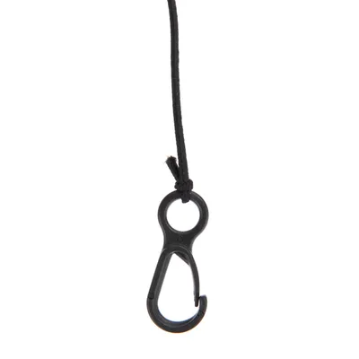 Mousqueton noir en plastique attaché à une corde noire, vu de face. Aucun texte ou marque visible.