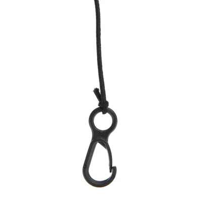 Moschettone nero in plastica attaccato a un cordino nero, visto frontalmente. Nessun marchio o testo visibile.