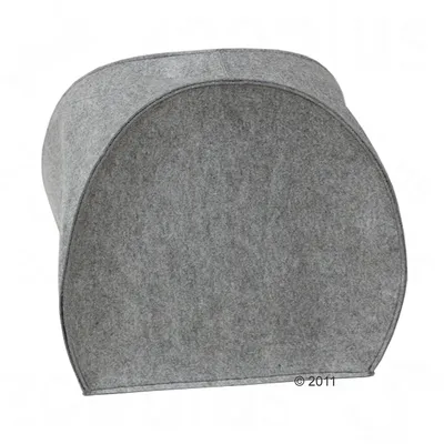 Šedá plstěná jeskyně s polokruhovým tvarem, vhodná jako útočiště. Žádné další viditelné detaily nebo text.