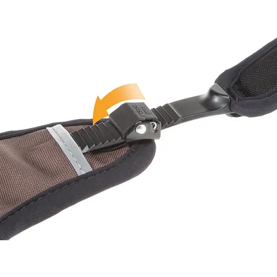 Regulowany mechanizm zamykający z strzałką pokazującą obsługę, przymocowany do brązowej i czarnej taśmy materiałowej.