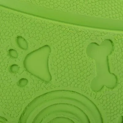 Superficie verde in plastica con rilievi a forma di impronta, osso e cerchi concentrici visibili.