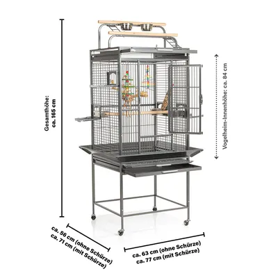 Cage à oiseaux en métal avec jouets, perchoirs et gamelles. Dimensions visibles : hauteur totale env. 165 cm, largeur 56/71 cm, profondeur 63/77 cm, hauteur intérieure env. 84 cm.