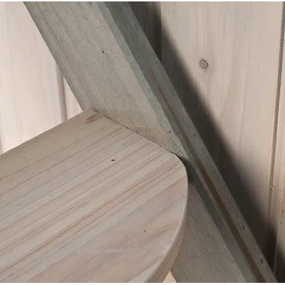 Detail van houten plank en steunbalk, zichtbaar houtnerf en schroef in het hout. Materiaal: hout.