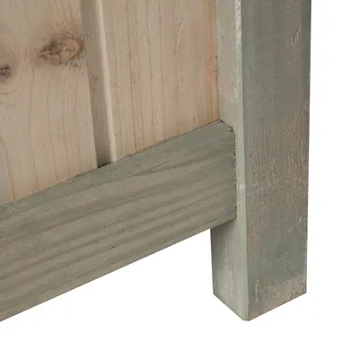 Detail van een houten hoekverbinding met zichtbare houtnerf en schroeven, toont materiaal en afwerking van het product.