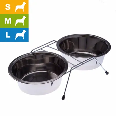 Dvě nerezové misky na stojanu, vlevo barevné označení velikostí S, M, L se siluetami psů.