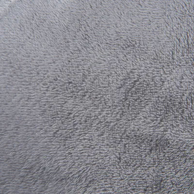 Nahaufnahme eines grauen, weichen Stoffmaterials mit flauschiger Textur.