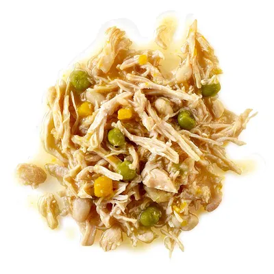 Nassfutter mit zerkleinertem Fleisch, grünen Erbsen und gelben Gemüsestücken in Soße, auf weißem Hintergrund serviert.