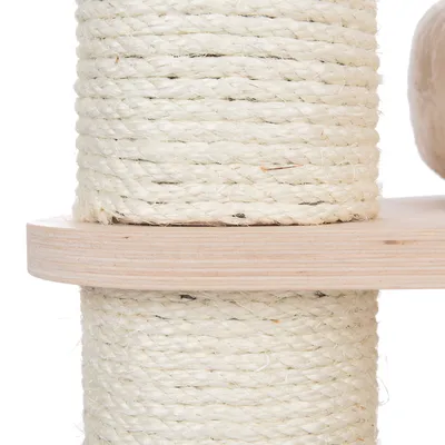 Detailaufnahme von Sisalseil um eine Holzsäule, geeignet für Kratzbäume oder ähnliche Produkte.