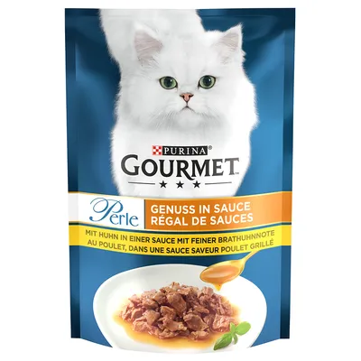 Purina Gourmet Perle njutning i sås med kyckling i en sås med fin stekt kycklingsmak. Förpackningen visar en vit katt och serverad produkt.
