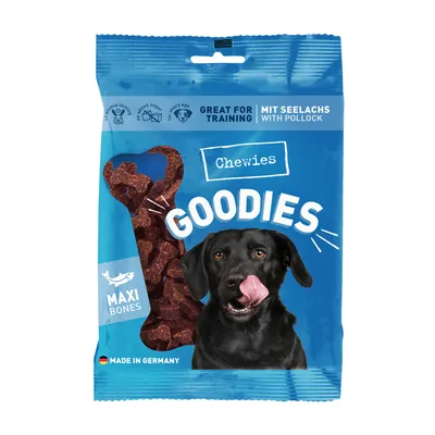 Sachet bleu Chewies Goodies Maxi Bones, saveur poisson, texte visible : Great for training, Mit Seelachs with pollock, Made in Germany. Friandises en forme d’os visibles à travers l’emballage.