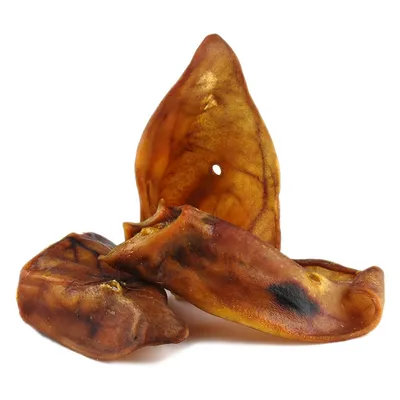 Orejas de cerdo secas, marrones, visibles como snack natural para masticar.