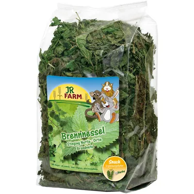 JR Farm Brennnessel Snack, Ergänzungsfutter für alle Nager. Verpackung mit getrockneten Brennnesseln und Label 'Herbs'.