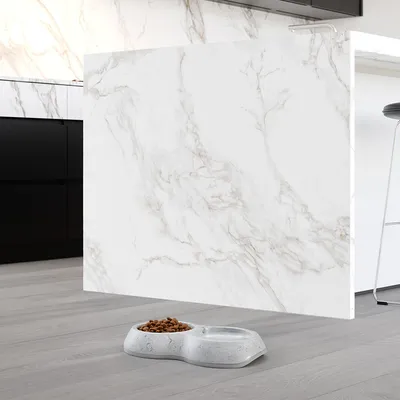 Miska na krmivo v kamenném vzhledu se dvěma miskami, jedna na suché krmivo a jedna na vodu, na moderní kuchyňské podlaze.