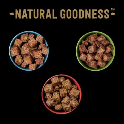 Drie kommen met blokjes natvoer, merknaam 'NATURAL GOODNESS' zichtbaar bovenaan.