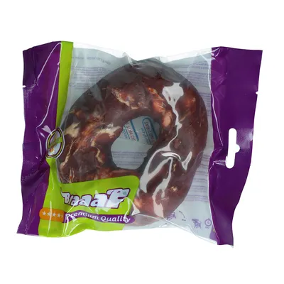 Braaaf Premium Quality Hundesnack in violetter Verpackung, sichtbar als fleischige Kauring. Vier Sterne Bewertung auf der Verpackung.