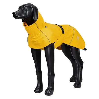Cappotto giallo per cani con strisce rifrangenti, cintura addominale regolabile e colletto, presentato su un modello di cane nero.