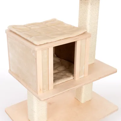 Árbol rascador con estructura de madera, postes de sisal, cueva acolchada y superficie para tumbarse de tela beige.