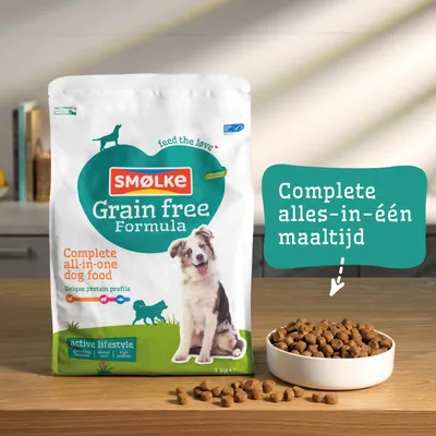 SMØLKE Graanvrije Formula, Complete alles-in-één hondenvoer, Uniek eiwitprofiel, actief leven, complete alles-in-één maaltijd, 3 kg zak en voerbak met zichtbaar droogvoer.