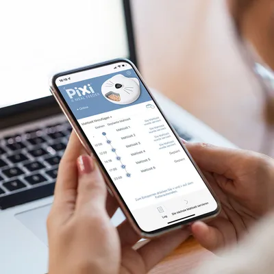 Pixi 6 Meal Feeder App показва планирани хранения с часове и опции за управление на хранилката. Пример: хранене 1 в 10:00, хранене 2 в 12:00.