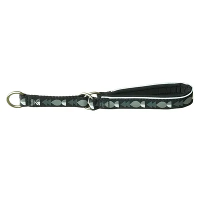 Schwarzes Halsband mit reflektierenden geometrischen Mustern und zwei Metallringen, gepolsterte Innenseite sichtbar.