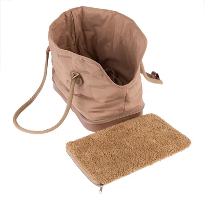 Beige kantolaukku irrotettavalla, pehmeällä pohjapehmusteella ja kantokahvoilla. Laukku avoinna, sisätila näkyvissä.