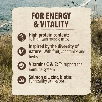 Testo in inglese: For energy & vitality. High protein content, inspired by the diversity of nature, vitamins C & E, salmon oil, zinc, biotin. Benefici per muscoli, sistema immunitario, pelle e pelo.
