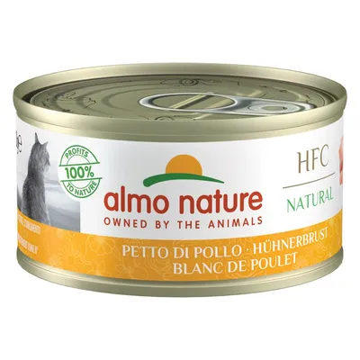 Konzerva almo nature HFC Natural, text: OWNED BY THE ANIMALS, 100% PROFITS TO NATURE, PETTO DI POLLO, HÜHNERBRUST, BLANC DE POULET. Obrázek kočky na etiketě.