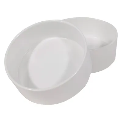 Dois comedouros brancos de cerâmica, redondos e de design simples.