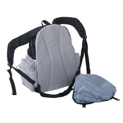 Sac à dos gris avec bretelles rembourrées, poches latérales zippées et une housse de protection posée à côté. Matière textile visible.