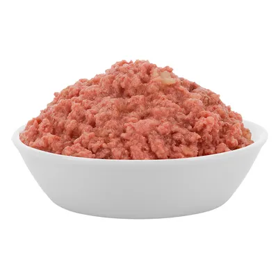 Skål med röd, fuktig köttblandning. Produktbild för djurfoder.