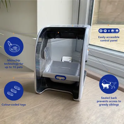Futterstation mit Mikrochip-Technologie für bis zu 10 Haustiere, farbcodierte Tags, versiegelter Rücken verhindert Zugriff durch andere Tiere, leicht zugängliches Bedienfeld.