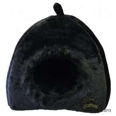 Musta, pehmeä kangaspeti lemmikille, pyöreä sisäänkäynti ja koristeellinen tassukuvio kruunulla alakulmassa.