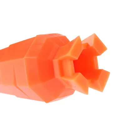 Giocattolo arancione in plastica con forme geometriche e un'apertura a un'estremità.