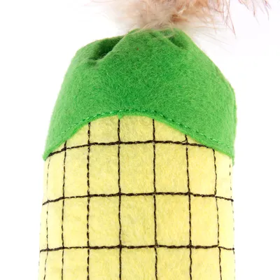 Giocattolo in feltro giallo con motivo a quadri neri e applicazione in feltro verde, con ciuffo di piume beige in alto.
