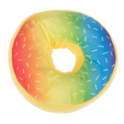 Kulatá hračka pro psy ve tvaru donutu s duhovými barvami a bílými pruhy, z měkké látky.