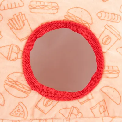 Vedere detaliată a unei intrări rotunde cu margine roșie pe un material textil cu motive fast-food precum burger, cartofi prăjiți și pizza.