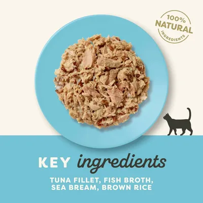 100% naturalne składniki. Kluczowe składniki: tuna fillet, fish broth, sea bream, brown rice. Na zdjęciu porcja karmy na niebieskim talerzu, sylwetka kota.