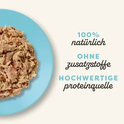 100% natürlich, ohne Zusatzstoffe, hochwertige Proteinquelle. Abgebildet ist zerkleinertes Fleisch auf einem blauen Teller.