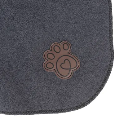 Dunkelgraue Fleece-Decke mit braunem Pfotenabdruck und Herzsymbol, geeignet für Haustiere.