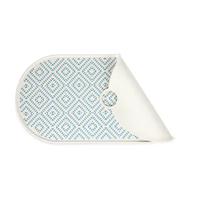 Weisse Matte mit blauem geometrischem Muster, abgerundete Ecken und aufrollbare Funktion.