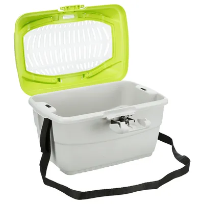 Transportbox av plast med grönt lock, ventilationsspringor och svart bärrem. Låsmekanism synlig framtill.