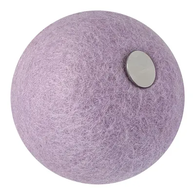 Balle ronde en feutre violet avec un disque métallique visible sur le côté. Aucun texte ou marque apparente.